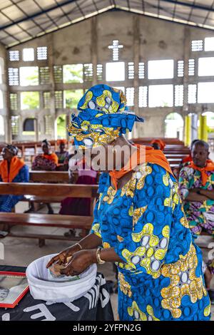 Groupe de microfinance et d'épargne dans l'église notre-Dame de l'Immaculée conception, Tohoue, Bénin Banque D'Images