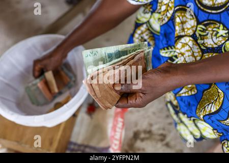 Groupe de microfinance et d'épargne dans l'église notre-Dame de l'Immaculée conception, Tohoue, Bénin Banque D'Images