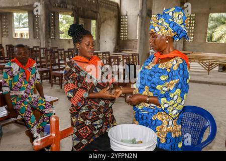 Groupe de microfinance et d'épargne dans l'église notre-Dame de l'Immaculée conception, Tohoue, Bénin Banque D'Images