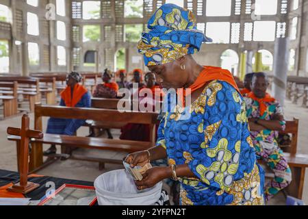 Groupe de microfinance et d'épargne dans l'église notre-Dame de l'Immaculée conception, Tohoue, Bénin Banque D'Images