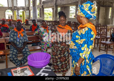 Groupe de microfinance et d'épargne dans l'église notre-Dame de l'Immaculée conception, Tohoue, Bénin Banque D'Images