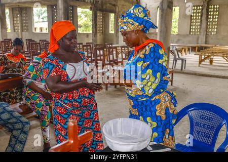 Groupe de microfinance et d'épargne dans l'église notre-Dame de l'Immaculée conception, Tohoue, Bénin Banque D'Images