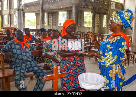 Groupe de microfinance et d'épargne dans l'église notre-Dame de l'Immaculée conception, Tohoue, Bénin Banque D'Images