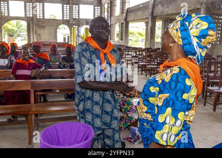 Groupe de microfinance et d'épargne dans l'église notre-Dame de l'Immaculée conception, Tohoue, Bénin Banque D'Images