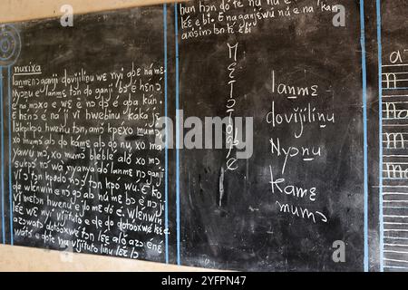 Cours d'alphabétisation des adultes à Mitro, Bénin. Langage Fon Banque D'Images