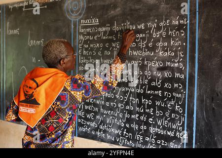 Cours d'alphabétisation des adultes à Mitro, Bénin. Langage Fon Banque D'Images