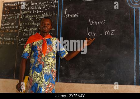 Cours d'alphabétisation des adultes à Mitro, Bénin. Langage Fon Banque D'Images