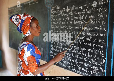 Cours d'alphabétisation des adultes à Mitro, Bénin. Langage Fon Banque D'Images