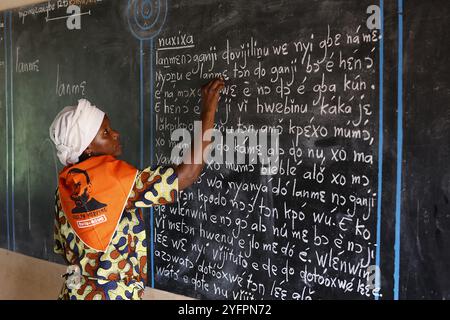 Cours d'alphabétisation des adultes à Mitro, Bénin. Langage Fon Banque D'Images