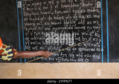 Cours d'alphabétisation des adultes à Mitro, Bénin. Langage Fon Banque D'Images