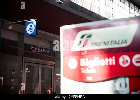 Torino, Italie. 05 novembre 2024. Retards et annulations de trains à &#x201c;Porta Nuova&#x201d;Gare de Turin. Les cheminots représentés par plusieurs des principaux syndicats italiens prévoient d'organiser une grève nationale de huit heures entre 09h00 et 17h00 5 novembre. Le but de cette action est de protester contre l'insécurité croissante présumée à bord des trains ; l'arrêt de travail est une réaction à la récente agression à coups de couteau d'un conducteur de train dans une gare de Rivarolo. Turin, le mardi 5 novembre 2024. (Photo de Marco Alpozzi/Lapresse) crédit : LaPresse/Alamy Live News Banque D'Images