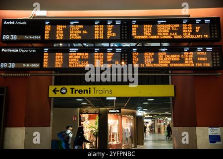 Torino, Italie. 05 novembre 2024. Retards et annulations de trains à &#x201c;Porta Nuova&#x201d;Gare de Turin. Les cheminots représentés par plusieurs des principaux syndicats italiens prévoient d'organiser une grève nationale de huit heures entre 09h00 et 17h00 5 novembre. Le but de cette action est de protester contre l'insécurité croissante présumée à bord des trains ; l'arrêt de travail est une réaction à la récente agression à coups de couteau d'un conducteur de train dans une gare de Rivarolo. Turin, le mardi 5 novembre 2024. (Photo de Marco Alpozzi/Lapresse) crédit : LaPresse/Alamy Live News Banque D'Images