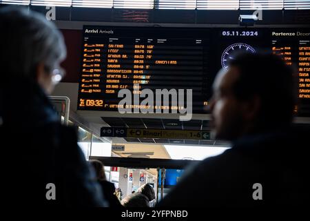 Torino, Italie. 05 novembre 2024. Retards et annulations de trains à &#x201c;Porta Nuova&#x201d;Gare de Turin. Les cheminots représentés par plusieurs des principaux syndicats italiens prévoient d'organiser une grève nationale de huit heures entre 09h00 et 17h00 5 novembre. Le but de cette action est de protester contre l'insécurité croissante présumée à bord des trains ; l'arrêt de travail est une réaction à la récente agression à coups de couteau d'un conducteur de train dans une gare de Rivarolo. Turin, le mardi 5 novembre 2024. (Photo de Marco Alpozzi/Lapresse) crédit : LaPresse/Alamy Live News Banque D'Images