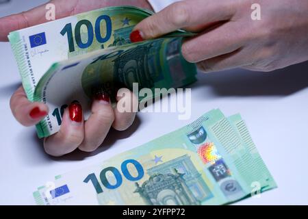 Femme d'affaires de l'argent comptant. Close up of female hands comptant des billets en euros. Calcul de l'argent ou l'Euro Service de Change . Banque D'Images
