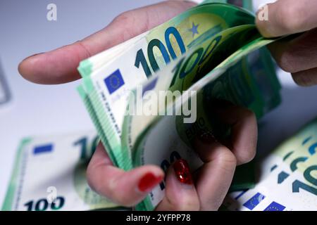 Femme d'affaires de l'argent comptant. Close up of female hands comptant des billets en euros. Calcul de l'argent ou l'Euro Service de Change . Banque D'Images