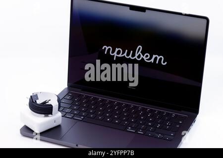 Nouveau Mac Book pro. Message de bienvenue à l'écran. Ordinateur portable Apple. France. Banque D'Images