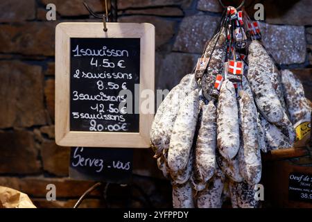 Épicerie de luxe. Saucisse de porc traditionnelle. France. Banque D'Images