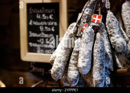 Épicerie de luxe. Saucisse de porc traditionnelle. France. Banque D'Images