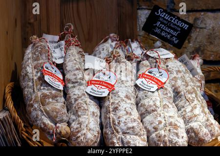 Épicerie de luxe. Saucisse de porc traditionnelle. France. Banque D'Images