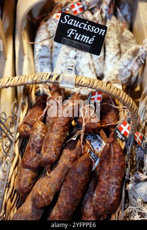 Épicerie de luxe. Saucisse de porc traditionnelle. France. Banque D'Images