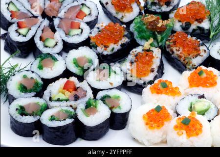 Différents rouleaux japonais et sushis sur une assiette. Cuisine japonaise. Banque D'Images