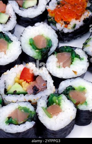 Différents rouleaux japonais et sushis sur une assiette. Cuisine japonaise. Banque D'Images