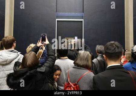 Touristes entourant la peinture de Mona Lisa au musée du Louvre, Paris, France Banque D'Images