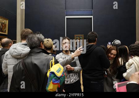Touristes entourant la peinture de Mona Lisa au musée du Louvre, Paris, France Banque D'Images