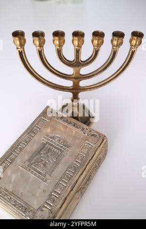 Happy Hanukkah, spiritualité religieuse et thème de concept de prière avec menorah et Torah. Banque D'Images