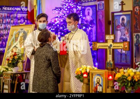 Messe à Saint Volodymyr la Grande cathédrale grecque catholique ukrainienne, Paris, France. Sainte communion Banque D'Images