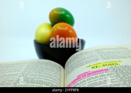 Joyeuses Pâques. Oeufs colorés de Pâques avec Sainte Bible. Pâques est un festival chrétien et un jour férié culturel commémorant la résurrection de Jésus de t Banque D'Images