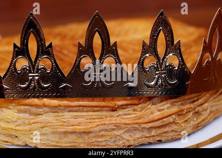 Galette des Rois (gâteau du roi français) avec Feve et Couronne habituellement partagé sur l'Épiphanie pour célébrer l'arrivée des trois Sages à Bethléem. Banque D'Images