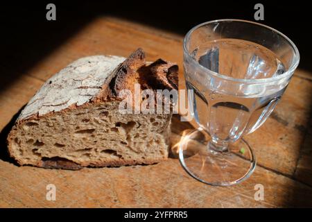 Pain et verre d'eau pendant le Carême. Une observance religieuse solennelle qui commence le mercredi des cendres et se termine le jeudi Saint soir. Banque D'Images