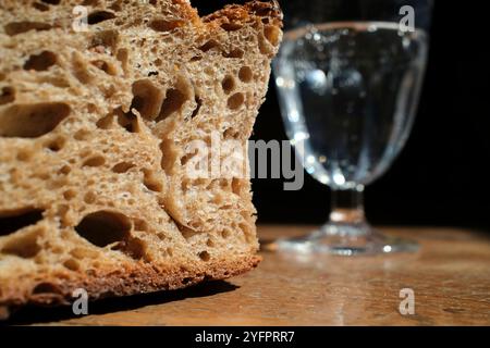 Pain et verre d'eau pendant le Carême. Une observance religieuse solennelle qui commence le mercredi des cendres et se termine le jeudi Saint soir. Banque D'Images