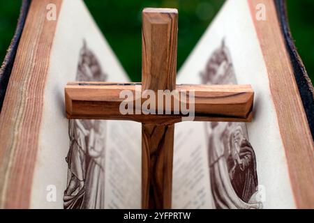 Vieux missel romain avec une croix en bois. Symboles religieux. Banque D'Images