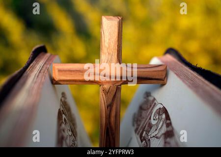 Vieux missel romain avec une croix en bois. Symboles religieux. Banque D'Images