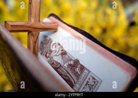 Vieux missel romain avec une croix en bois. Symboles religieux. Banque D'Images