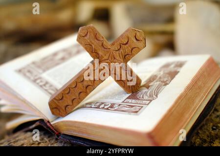 Vieux missel romain avec une croix en bois. Symboles religieux. Banque D'Images