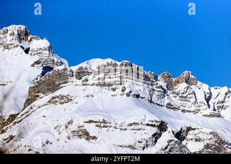 Alpes françaises en hiver avec de la neige fraîche. Montagne : les Aravis. Banque D'Images