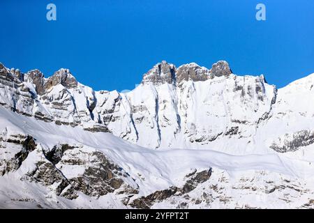 Alpes françaises en hiver avec de la neige fraîche. Montagne : les Aravis. Banque D'Images