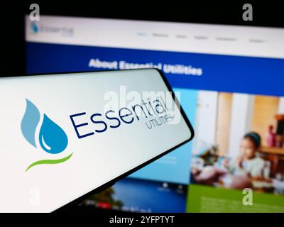 Allemagne. 06 juillet 2024. Dans cette illustration photo, un smartphone avec le logo de la société américaine Essential Utilities Inc est vu en face du site Web. (Photo timon Schneider/SOPA images/SIPA USA) *** strictement à des fins éditoriales *** crédit : SIPA USA/Alamy Live News Banque D'Images