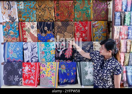 Production de batik. Sarong traditionnel dans la salle de vente. Yogyakarta. Indonésie. Banque D'Images