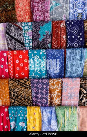 Production de batik. Sarong traditionnel dans la salle de vente. Yogyakarta. Indonésie. Banque D'Images