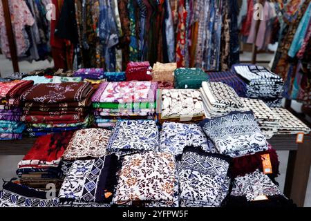 Production de batik. Le batik est un vêtement traditionnel indonésien. Sarong traditionnel dans la salle de vente. Yogyakarta. Indonésie. Banque D'Images