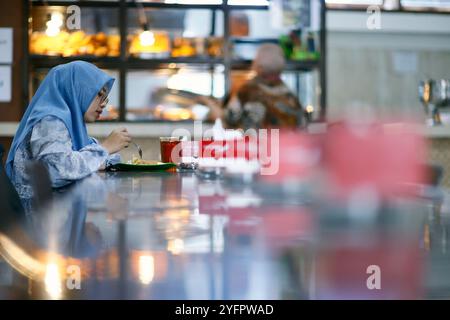 Femme déjeunant dans un restaurant local. Surabaya. Indonésie. Banque D'Images