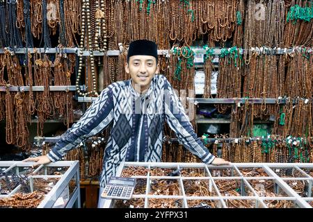 Perles de prière islamiques à vendre sur le marché. Ampel Arab Quarter. Surabaya. Indonésie. Banque D'Images