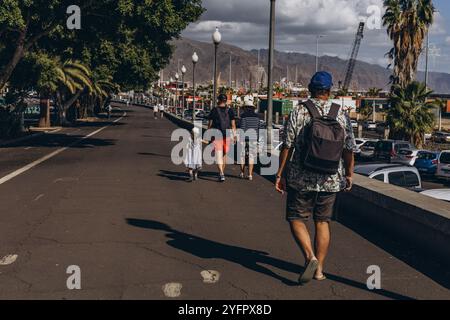 Santa Cruz de Tenerife, Espagne décembre 19,2023.les gens marchent le long de la côte de la mer au printemps. Photo de haute qualité Banque D'Images