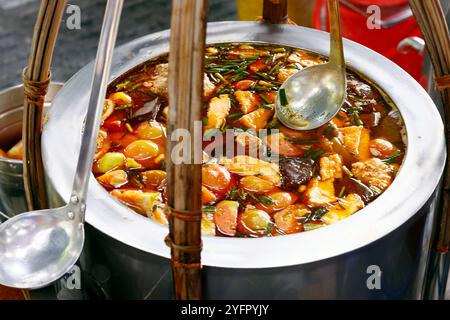 Soupe traditionnelle de crabe vietnamienne en vente sur le marché. Ho Chi Minh ville. Vietnam. Banque D'Images