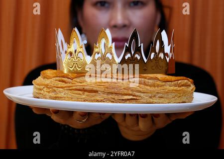 Galette des Rois (gâteau du roi français) avec Feve et Couronne habituellement partagé sur l'Épiphanie pour célébrer l'arrivée des trois Sages à Bethléem. Banque D'Images