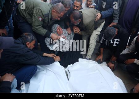 Les proches des Palestiniens qui ont perdu la vie pleurent à l’hôpital des martyrs d’Al-Aqsa après que l’armée israélienne a attaqué les tentes de Palestiniens déplacés à Deir al Balah, Gaza, le 5 novembre 2024. Des victimes et des blessés ont été signalés lors de l'attaque. Photo de Omar Ashtawy apaimages Banque D'Images